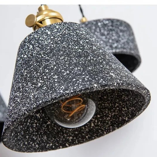 Terrazzo Pendelleuchte Mit Ausgestellter Form Und Geflechtkabel Für Stilvolle Beleuchtung Im Industriellen Design
