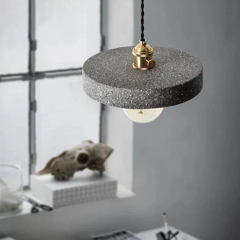 Moderne Pendelleuchte Mit Terrazzo Look Und Goldenen Metallakzenten Für Stilvolles Wohnambiente Und Industriellen Charme
