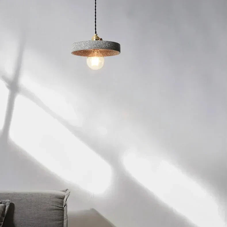 Moderne Pendelleuchte Mit Terrazzo Look Und Goldenen Metallakzenten Für Stilvolles Wohnambiente Und Industriellen Charme