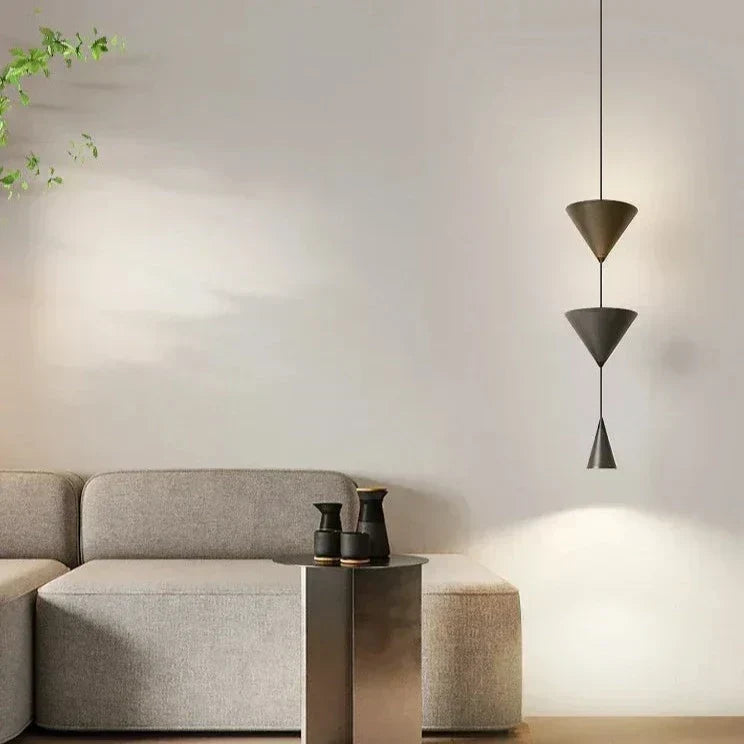 Schlanke Zeitgenössische Pendelleuchte Mit Minimalistischem Doppelkegel Design Für Warmes Diffuses Licht Im Wohnzimmer