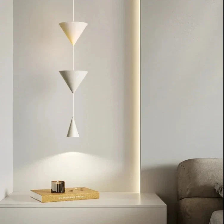 Schlanke Zeitgenössische Pendelleuchte Mit Minimalistischem Doppelkegel Design Für Warmes Diffuses Licht Im Wohnzimmer