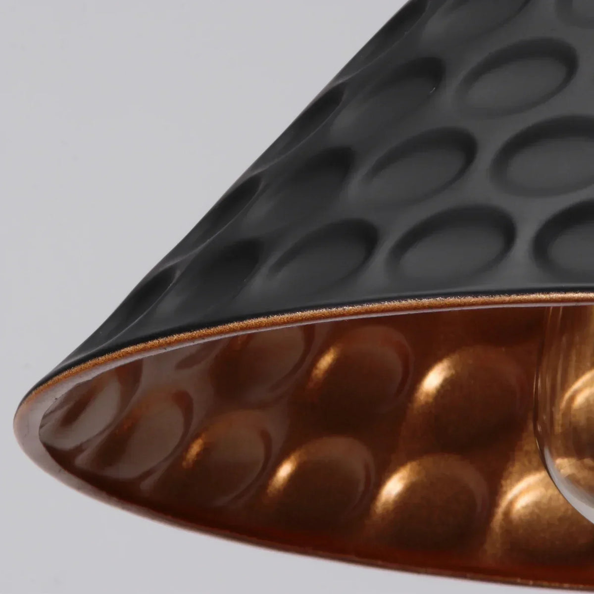 Retro Industrial Pendelleuchte Mit Markantem Dreieckrahmen Und Mattes Finish Für Stilvolle Innenbeleuchtung