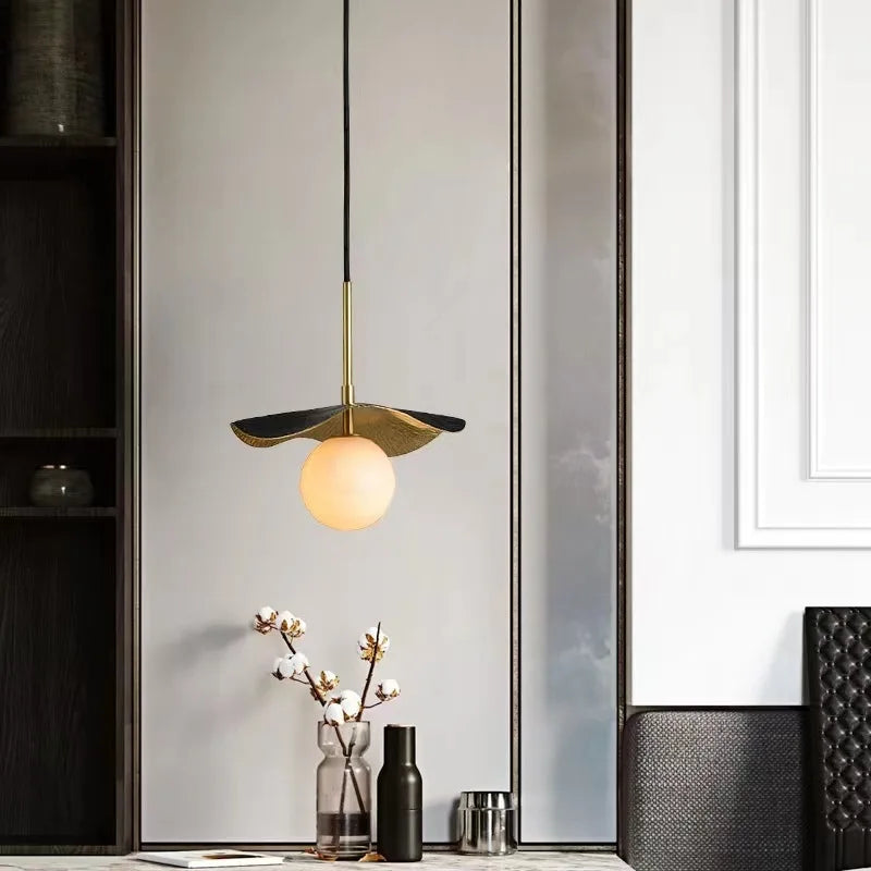 Kupfer Marmor Pendelleuchte Mit Fließender Kupferwelle Und Marmorkugel Für Luxuriöse Moderne Raumbeleuchtung
