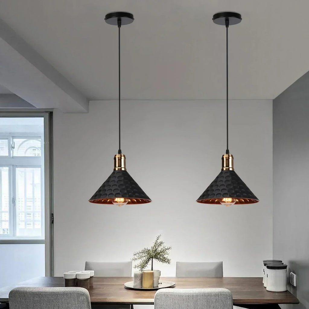 Retro Industrial Pendelleuchte Mit Markantem Dreieckrahmen Und Mattes Finish Für Stilvolle Innenbeleuchtung