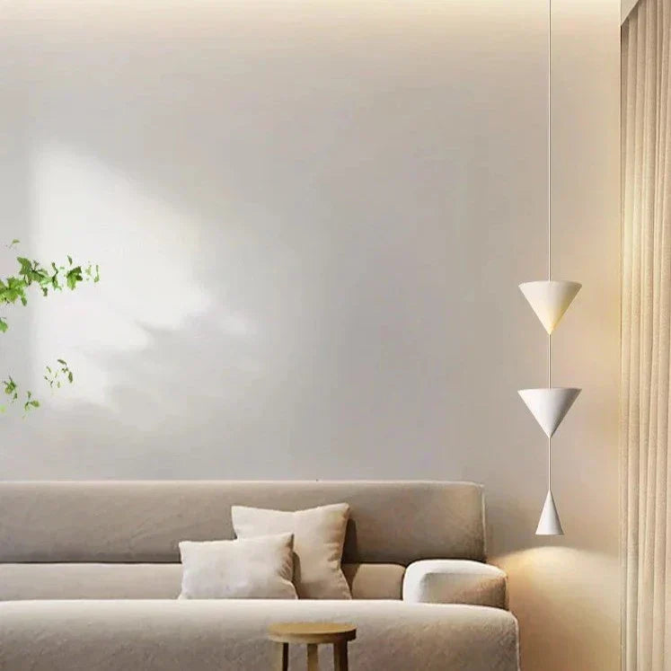 Schlanke Zeitgenössische Pendelleuchte Mit Minimalistischem Doppelkegel Design Für Warmes Diffuses Licht Im Wohnzimmer