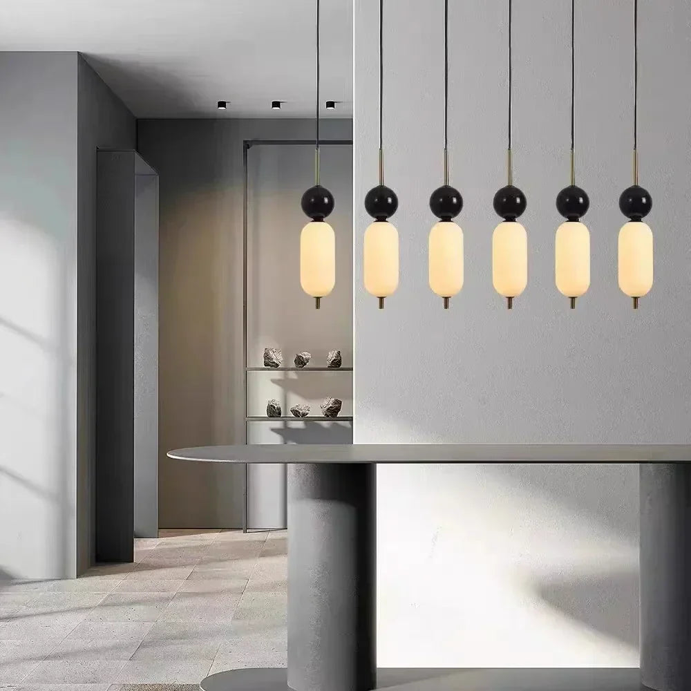 Zwei-Ton Marmor Pendelleuchte Aus Schwarzweißem Marmor Für Stilvolles Raumlicht Und Luxuriöse Akzente Im Wohnzimmer