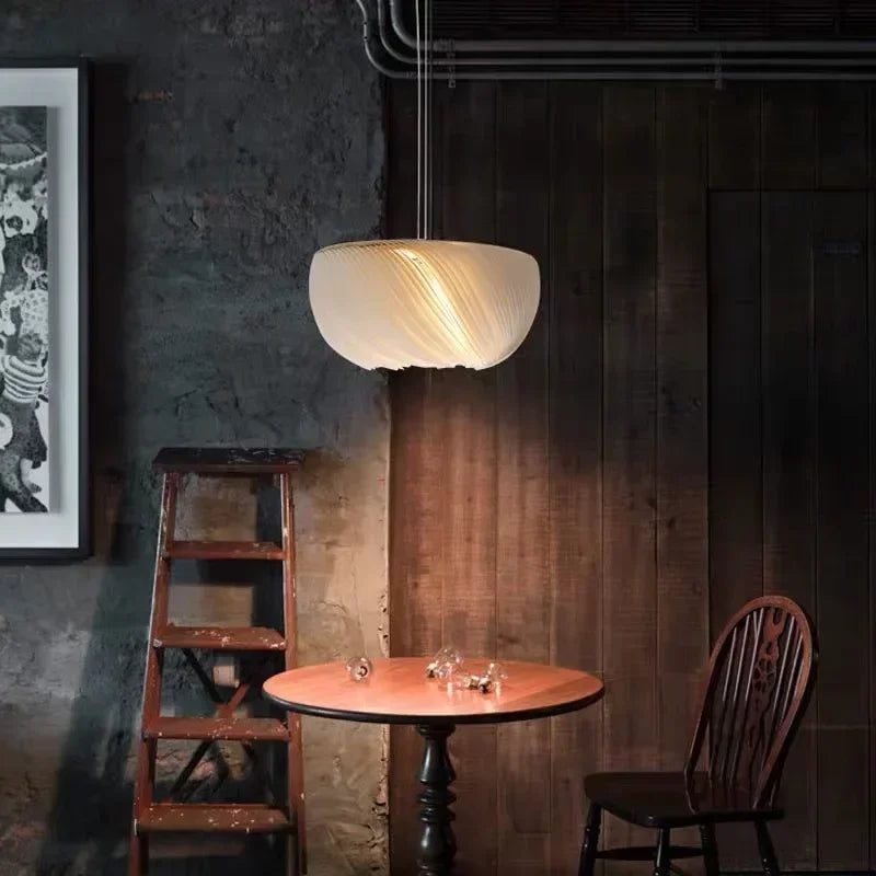 Moderne Pendelleuchte Mit Diagonale Blattmotive Und Naturnaher Eleganz Für Wohnzimmer Und Zeitgenössische Räume