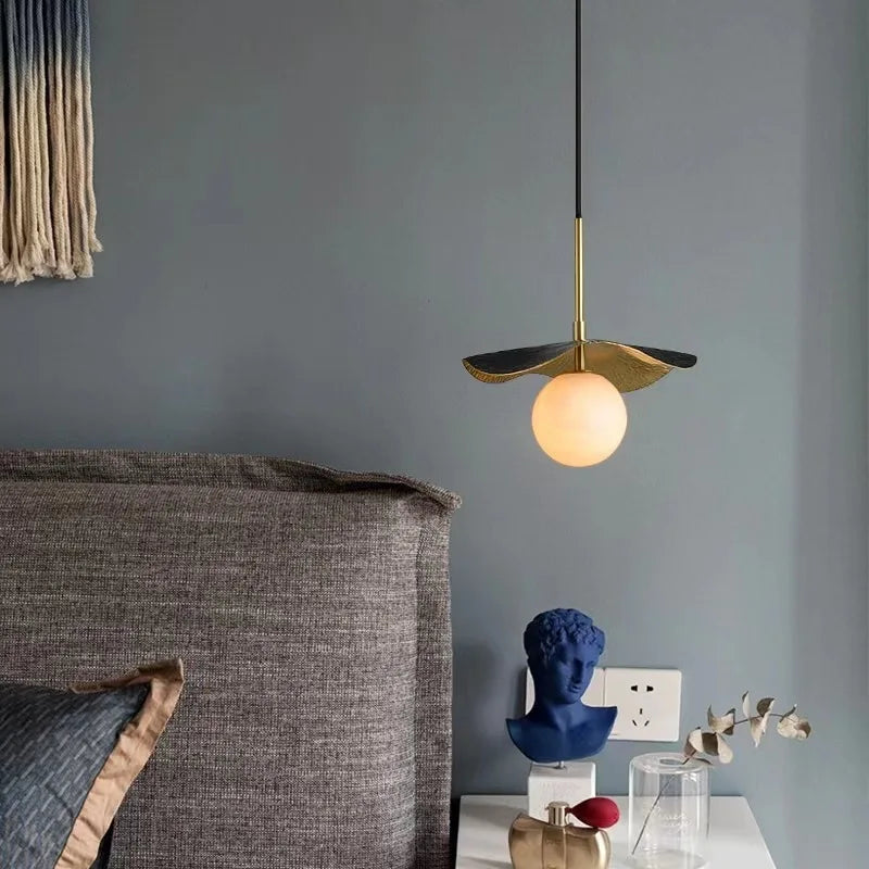 Kupfer Marmor Pendelleuchte Mit Fließender Kupferwelle Und Marmorkugel Für Luxuriöse Moderne Raumbeleuchtung