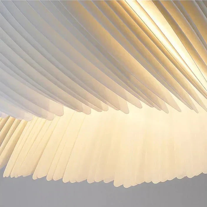 Moderne Pendelleuchte Mit Diagonale Blattmotive Und Naturnaher Eleganz Für Wohnzimmer Und Zeitgenössische Räume