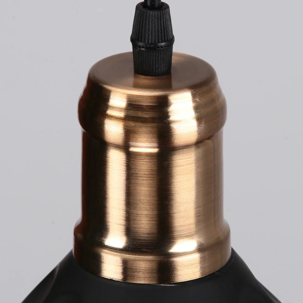 Retro Industrial Pendelleuchte Mit Markantem Dreieckrahmen Und Mattes Finish Für Stilvolle Innenbeleuchtung