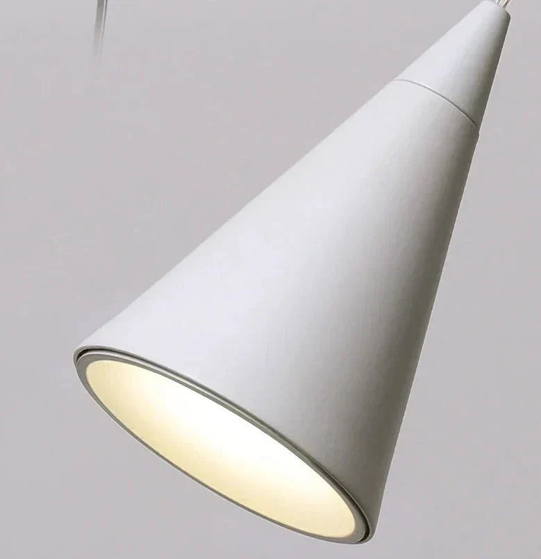 Schlanke Zeitgenössische Pendelleuchte Mit Minimalistischem Doppelkegel Design Für Warmes Diffuses Licht Im Wohnzimmer