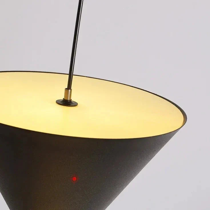 Schlanke Zeitgenössische Pendelleuchte Mit Minimalistischem Doppelkegel Design Für Warmes Diffuses Licht Im Wohnzimmer