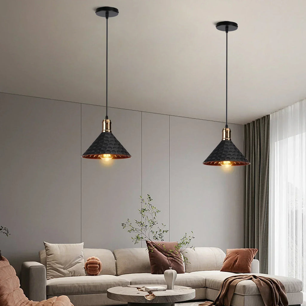 Retro Industrial Pendelleuchte Mit Markantem Dreieckrahmen Und Mattes Finish Für Stilvolle Innenbeleuchtung