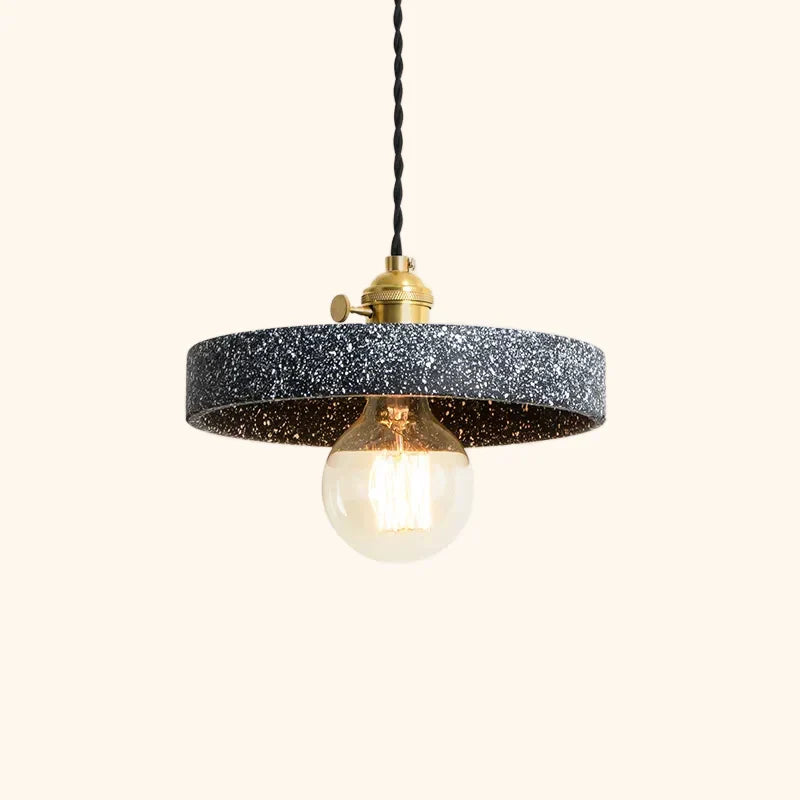 Moderne Pendelleuchte Mit Terrazzo Look Und Goldenen Metallakzenten Für Stilvolles Wohnambiente Und Industriellen Charme