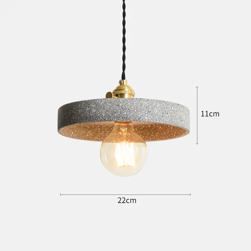 Moderne Pendelleuchte Mit Terrazzo Look Und Goldenen Metallakzenten Für Stilvolles Wohnambiente Und Industriellen Charme