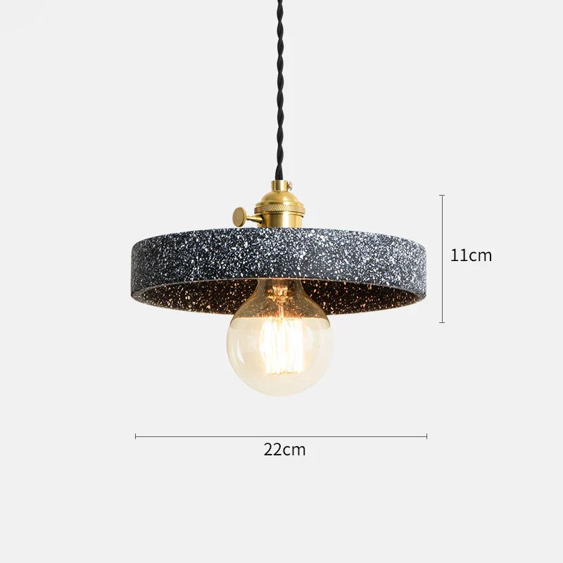 Moderne Pendelleuchte Mit Terrazzo Look Und Goldenen Metallakzenten Für Stilvolles Wohnambiente Und Industriellen Charme