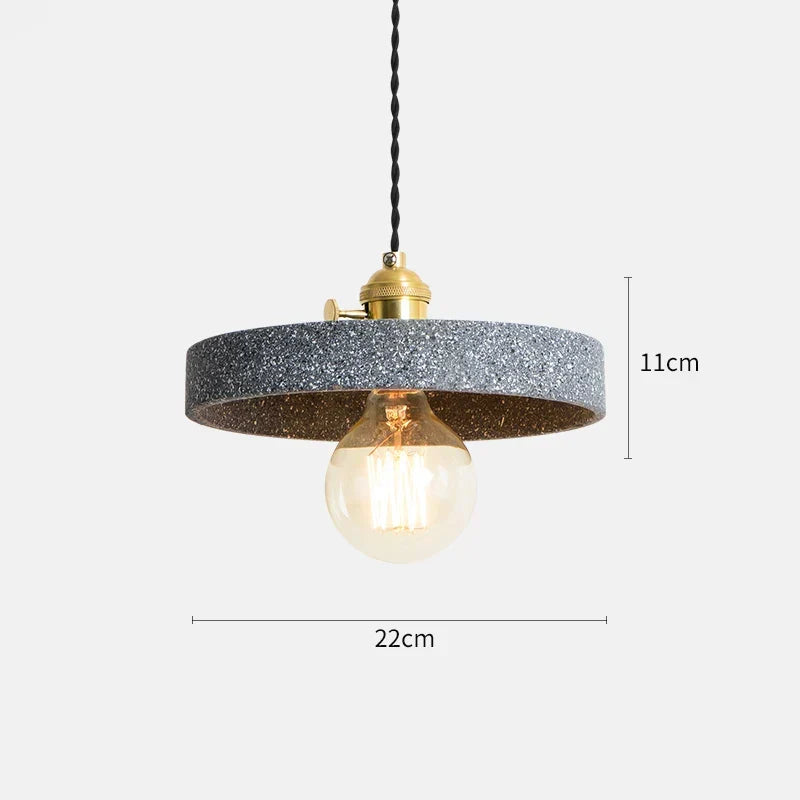 Moderne Pendelleuchte Mit Terrazzo Look Und Goldenen Metallakzenten Für Stilvolles Wohnambiente Und Industriellen Charme