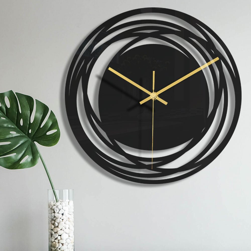 Wanduhr Aus Metall Mit Ineinandergreifenden Metallringen Glänzend Schwarz Goldene Zeiger Zifferblatt Ohne Zahlen Loftstil